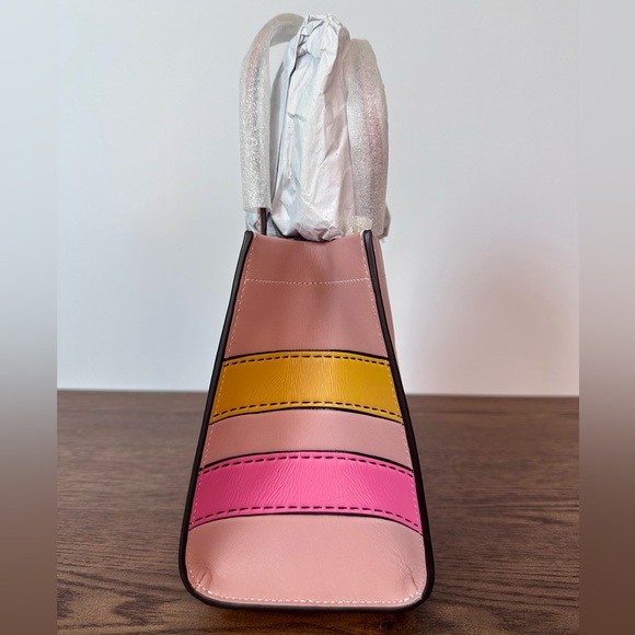 New Coach Cashin Carry Bag 22 with Trompe L'oeil Print in Light Blush Multi - Picture 3 of 11